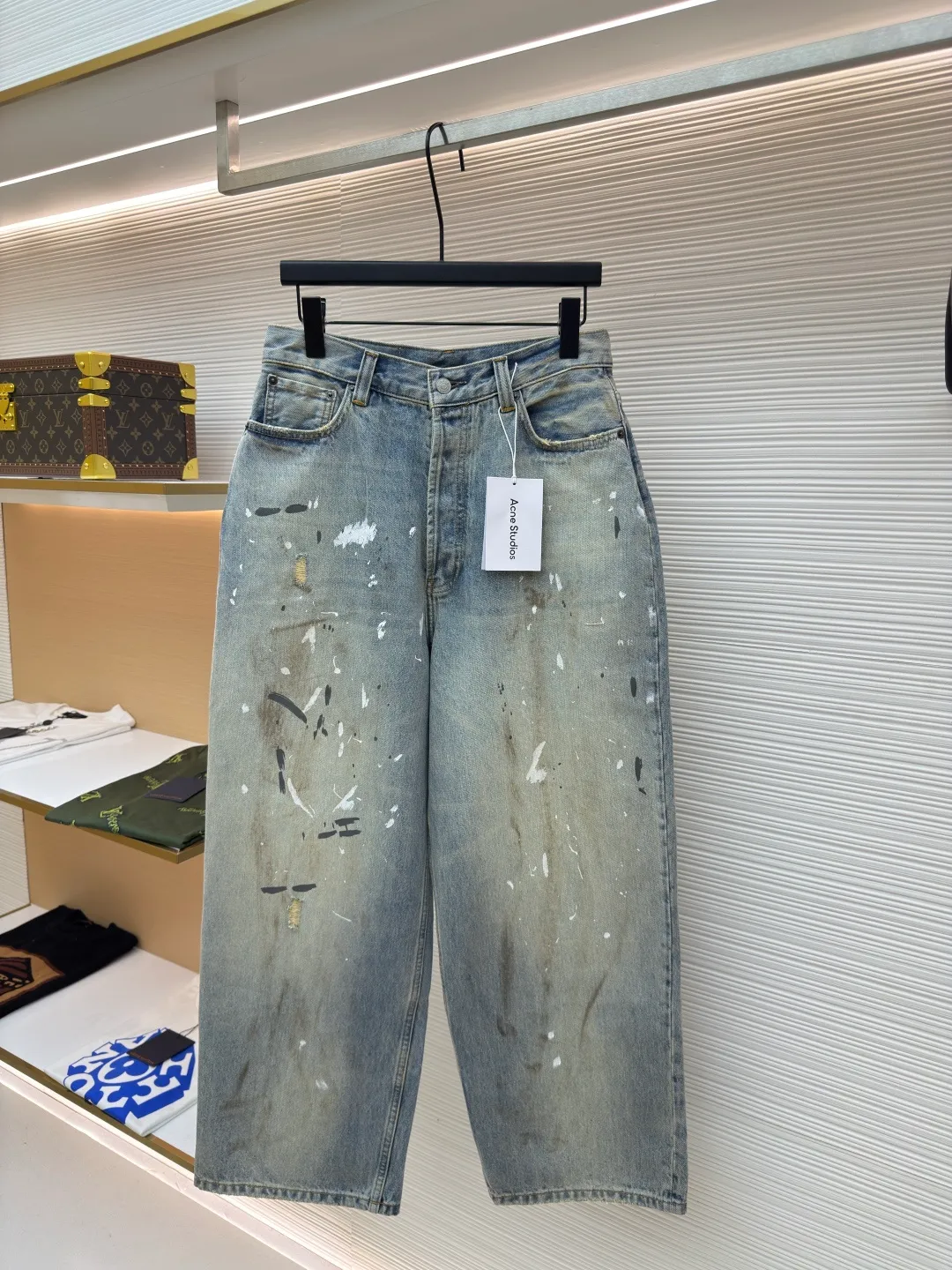Acne Studios splash-ink loose wide-leg jeans ●Authentic product: Purchased and developed by 3704 ●Item number: 1680337-A85 ●Material: denim fabric ●Technology: frayed production ●Version: Loose fit ●Weight: about 790 grams ●Size: 42-44-46-48-50-52 ●Description: Made of long-staple cotton + 2% elastic fiber blend to ensure stiffness and moderate extensibility, suitable for loose tailoring. The fabric is first pre-shrunk to prevent deformation, and then washed with cellulase to soften the fibers to improve skin-friendliness while retaining the unique rough texture of twill.  Cellulase is used to bio-polish cotton fibers to break down surface hairiness, making the fabric feel super soft and waxy while retaining the natural breathability of cotton. Compared with traditional stone washing, this process is more environmentally friendly and reduces physical damage to fibers. The overall wiring is straight and delicate, the fabric is comfortable and soft, and the color is consistent without color difference. It can be matched with the same style to create a fashionable look and control various occasions. Customized accessories, complete with three standards, same style for men and women!